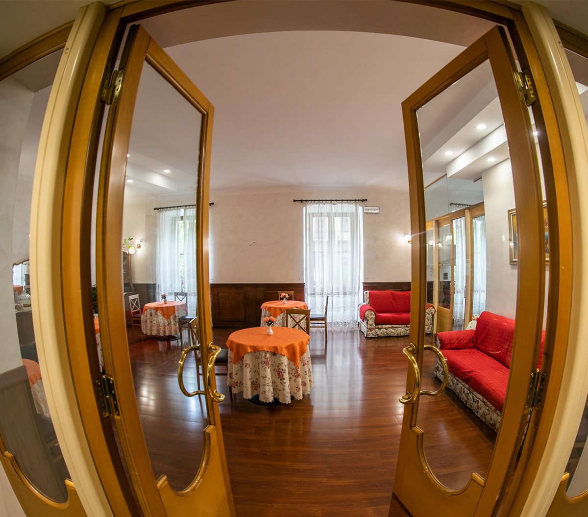 Ingresso salone con porte dorate — Residenza Elite