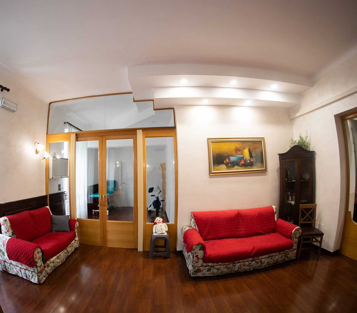 Sala soggiorno con divani rossi